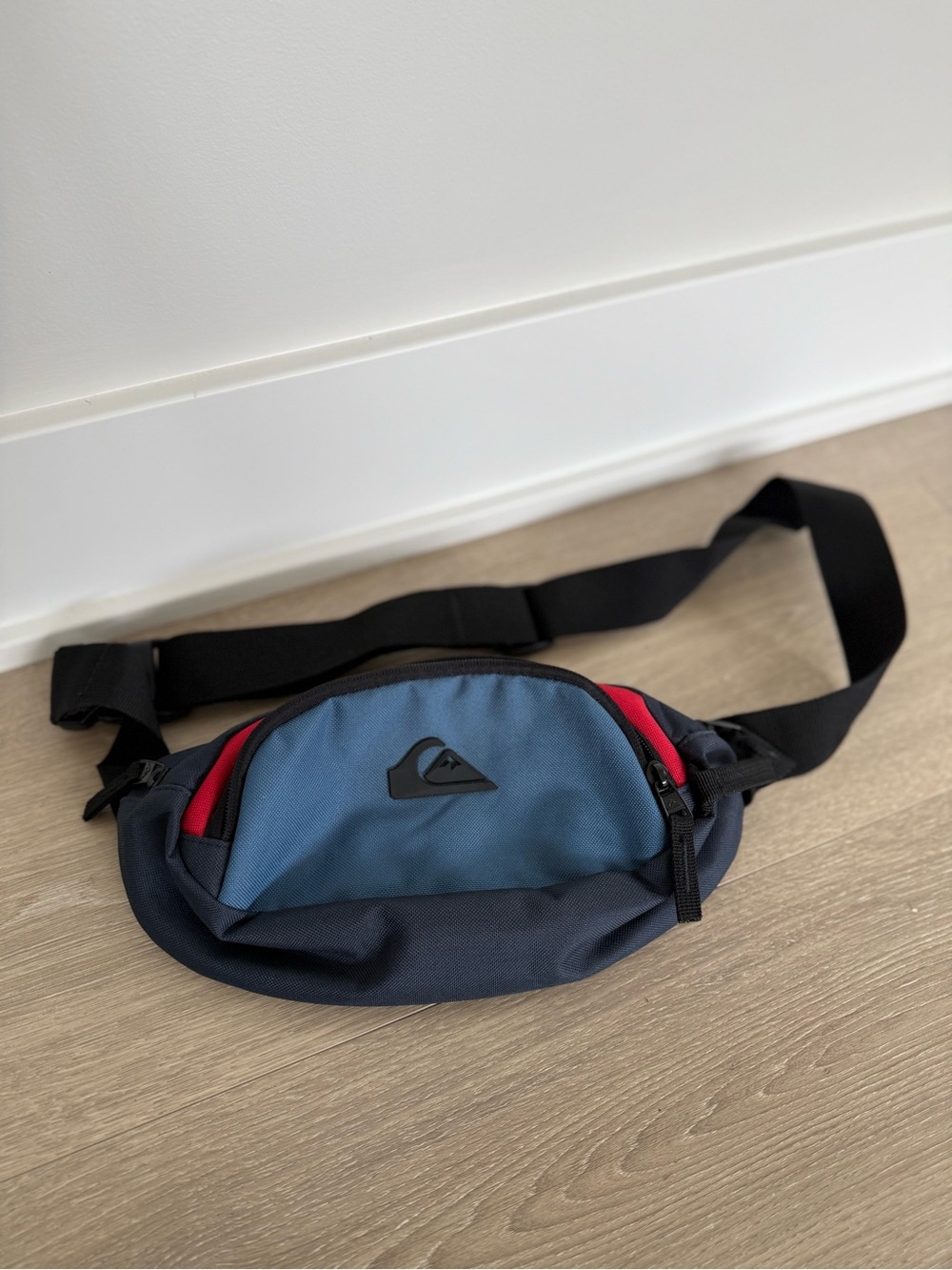 Quiksilver Men’s Blue, Navy & Red Belt Bag